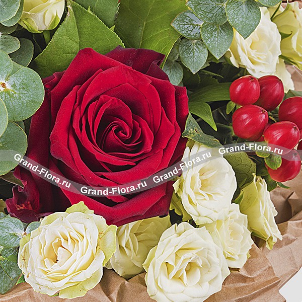 Букет из красных и кремовых роз – Цветочный рай